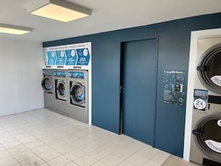 Intérieur laverie libre-service