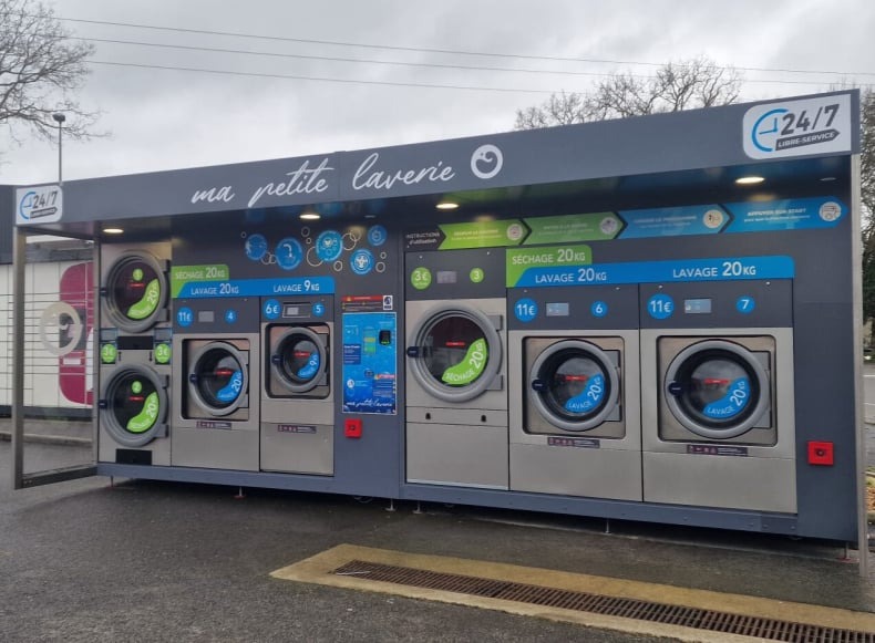 Laverie automatique illuminée